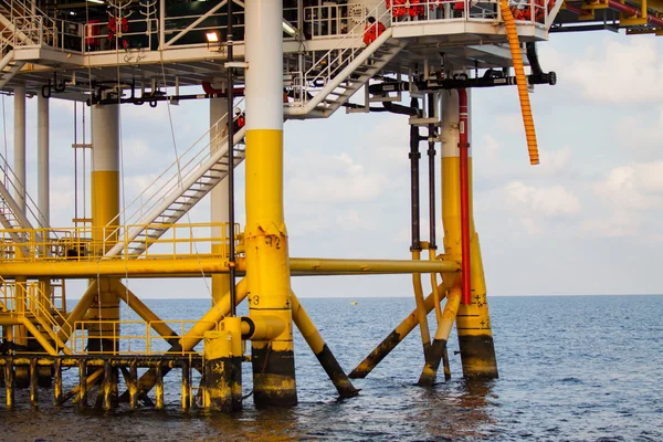 Olja och gas plattform i viken eller havet, Offshore olja och rigg konstruktion plattform — Stockfoto