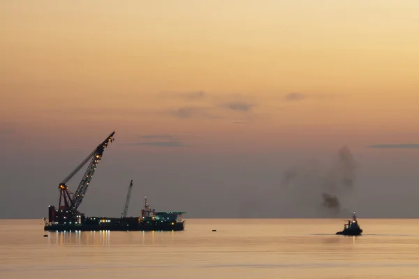 石油和天然气在海湾或海、 世界能源、 海上石油平台和钻机施工平台生产石油和天然气. — 图库照片