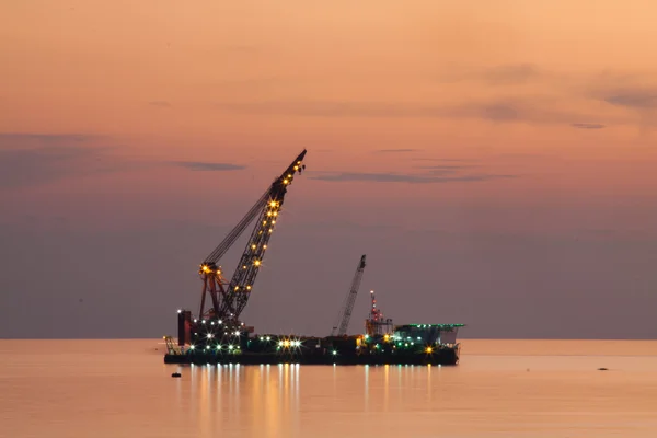 Plataforma de petróleo e gás no golfo ou no mar, Energia mundial, Construção de petróleo e equipamento offshore Plataforma para produção de petróleo e gás . — Fotografia de Stock