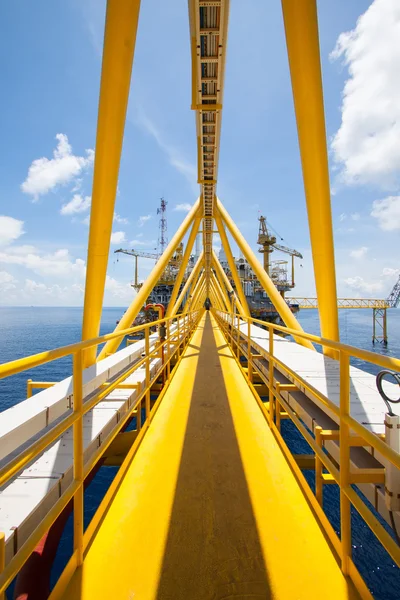 Plataforma de petróleo e gás no golfo ou no mar, Plataforma de construção de petróleo e equipamento offshore — Fotografia de Stock