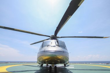 Offshore platform üzerinde helikopter Park açılış. Helikopter transferi ekipleri veya yolcu offshore petrol ve gaz sektöründe çalışmak için.