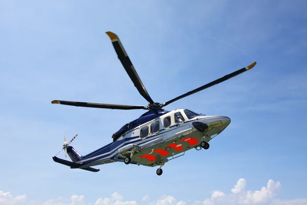 Helikopter parkeren landing op offshore platform. Helikopter overdracht bemanning of passagiers om te werken in de offshore olie- en gas industrie. — Stockfoto