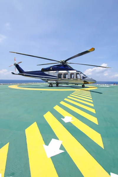 Helicóptero aterrizando en plataforma offshore. Equipos de transferencia de helicópteros o pasajeros para trabajar en la industria del petróleo y el gas en alta mar . — Foto de Stock