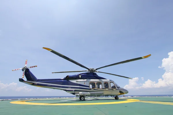 Helikopter parkering landning på offshore-plattformar. Helikopter överföring besättning eller passagerare att arbeta inom offshore olja och gas. — Stockfoto