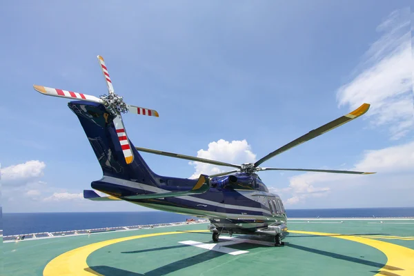 Helicóptero aterrizando en plataforma offshore. Equipos de transferencia de helicópteros o pasajeros para trabajar en la industria del petróleo y el gas en alta mar . — Foto de Stock