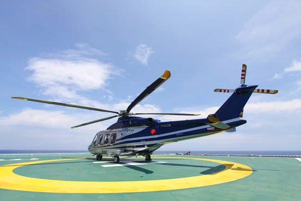 Helicóptero aterrizando en plataforma offshore. Equipos de transferencia de helicópteros o pasajeros para trabajar en la industria del petróleo y el gas en alta mar . —  Fotos de Stock