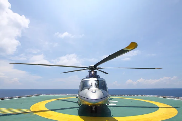 Helicóptero aterrizando en plataforma offshore. Equipos de transferencia de helicópteros o pasajeros para trabajar en la industria del petróleo y el gas en alta mar . —  Fotos de Stock