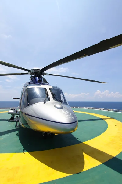 Stationnement hélicoptère atterrissant sur plate-forme offshore. Équipes de transfert d'hélicoptères ou passagers pour travailler dans l'industrie pétrolière et gazière offshore . — Photo