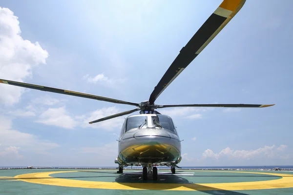 Parcheggio elicottero atterraggio sulla piattaforma offshore. Equipaggi per il trasferimento di elicotteri o passeggeri per lavorare nell'industria offshore degli idrocarburi . — Foto Stock