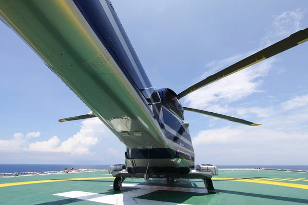 Helicóptero pouso de estacionamento na plataforma offshore. Tripulações de transferência de helicópteros ou passageiros para trabalhar na indústria offshore de petróleo e gás . — Fotografia de Stock