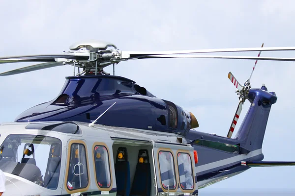 헬리콥터 주차는 해외 플랫폼에 착륙. 근해 석유와 가스 산업에서 일 하기 위해 헬기 전송 대원 또는 여객. — 스톡 사진