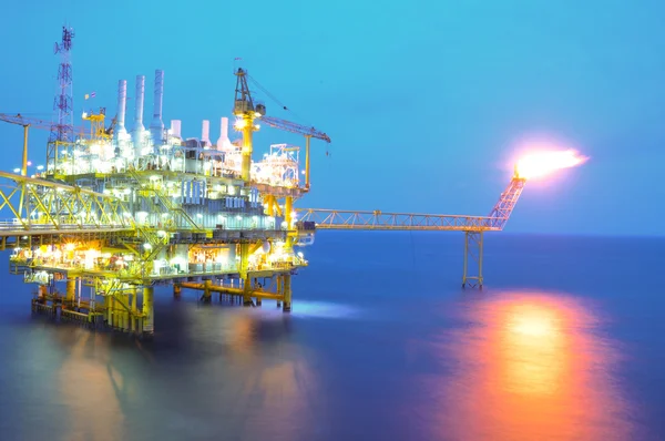 Olja och gas plattform i viken eller havet, världens energi, Offshore olja och rigg konstruktion plattform för produktion olja och gas. — Stockfoto