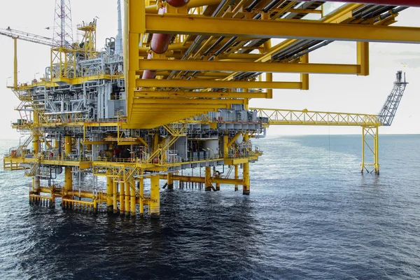 Plataforma de petróleo e gás no golfo ou no mar, a energia mundial, petróleo offshore e construção de equipamento mau tempo na plataforma offshore de petróleo e gás — Fotografia de Stock
