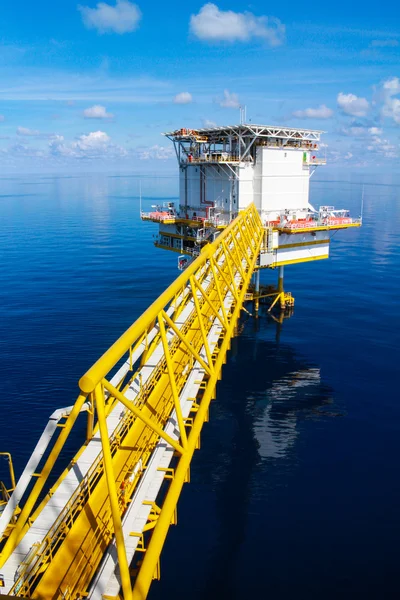 Oil and gas platform in the gulf or the sea, The world energy, Offshore oil and rig construction   Bad weather in offshore oil and gas platform — Stock Photo, Image