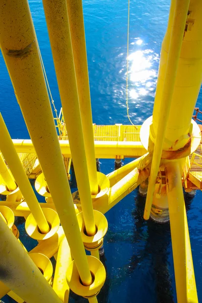 Olie en Gas produceren "slots" op Offshore Platform - olie en gasindustrie, slecht weer in de offshore olie- en gas industrie. — Stockfoto