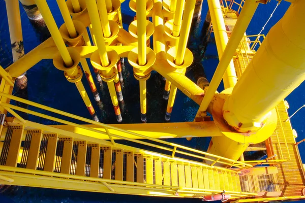 Ranuras de Producción de Petróleo y Gas en Plataforma Offshore - Industria del Petróleo y Gas, Mal tiempo en la industria del petróleo y gas offshore . —  Fotos de Stock