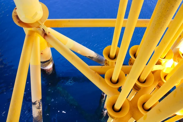 Slots de Produção de Petróleo e Gás na Plataforma Offshore - Indústria de Petróleo e Gás, mau tempo na indústria offshore de petróleo e gás . — Fotografia de Stock
