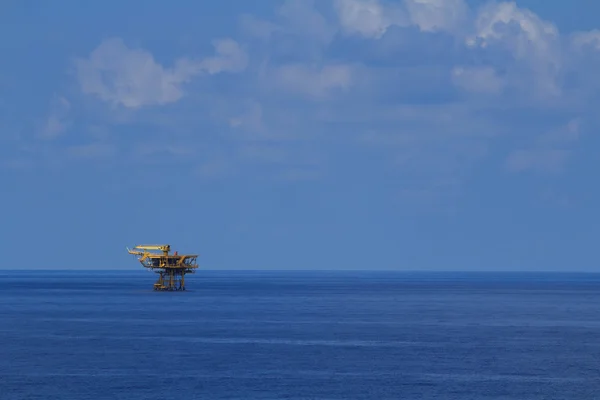 Plataforma de petróleo y gas en el golfo o el mar, El mundo de la energía, Offshore oil and rig construction Plataforma para la producción de petróleo y gas . — Foto de Stock