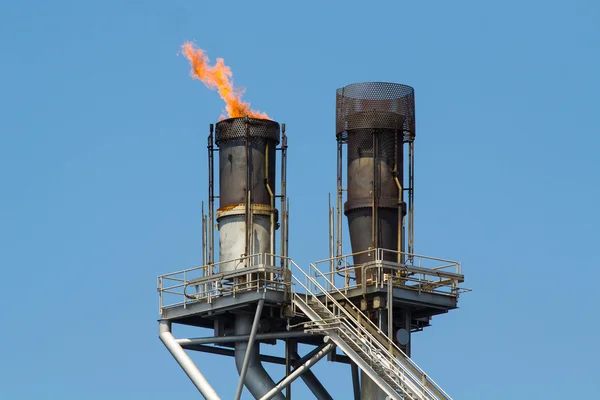 Queimar o gás ou petróleo na estação de chama, construção de petróleo e gás — Fotografia de Stock