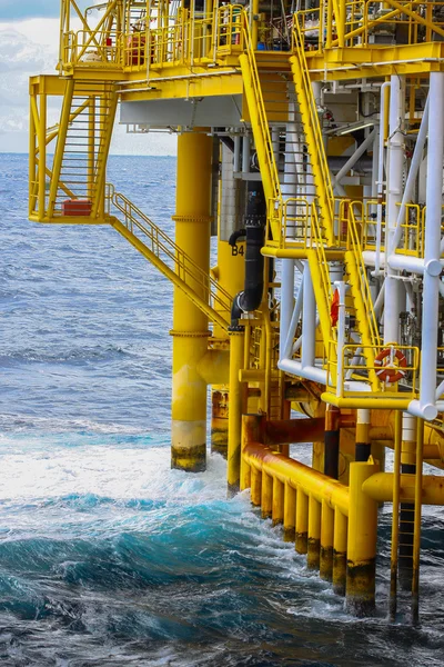 Olja och gas plattform i viken eller havet, världens energi, Offshore olja och rigg konstruktion plattform för produktion olja och gas. — Stockfoto