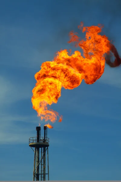 Brinnande gas eller olja på Flare station, olja och gas konstruktion — Stockfoto