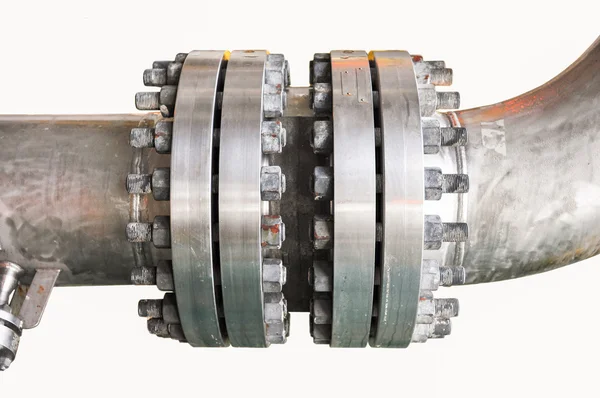 Brides de tuyaux métalliques avec boulons sur un fond isolé, Tuyau dans l'industrie pétrolière et gazière et installé dans l'usine ou le processus . — Photo