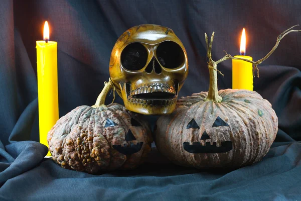 Mänskliga kranier och pumpa på svart bakgrund, Halloween dagen bakgrund. — Stockfoto