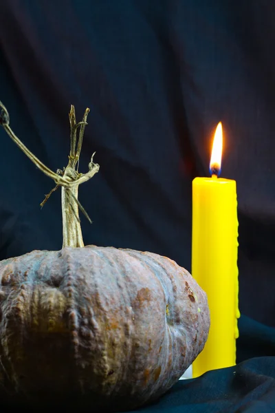 Menselijke schedels en pompoen op zwarte achtergrond, Halloween dag achtergrond. — Stockfoto