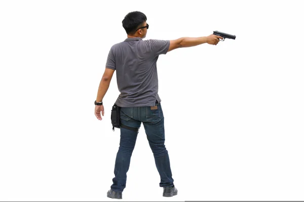 Шпион в миссии, миссия убийцы, портрет молодого человека с пистолетом на белом фоне — стоковое фото