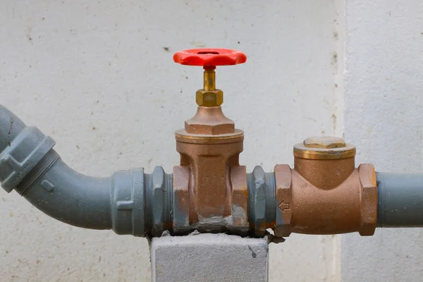 Válvula de agua en el edificio, Control de flujo de agua por válvula , — Foto de Stock