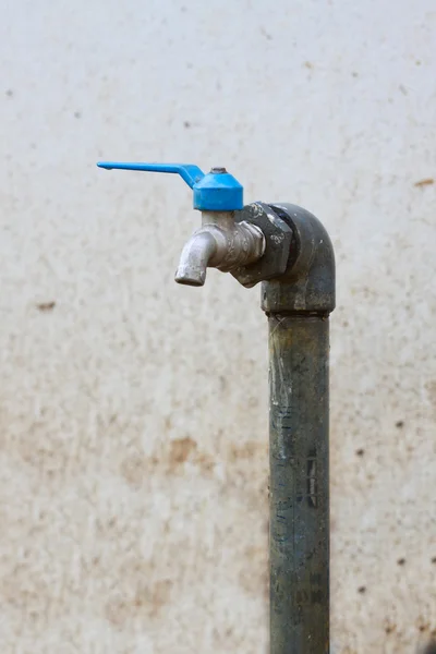 Grifo defectuoso, flujo de agua del control del grifo por función abierta y cerrada por el usuario . — Foto de Stock