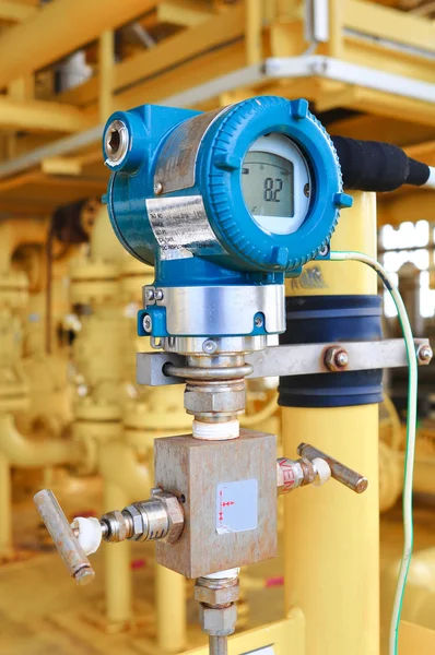 Передатчик давления в нефтегазовом процессе, отправка сигнала контроллеру и считывание давления в системе . — стоковое фото