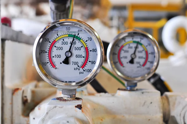 压力表测量系统、 石油和天然气过程中的压力压力表用于监视系统内部压力条件 — 图库照片
