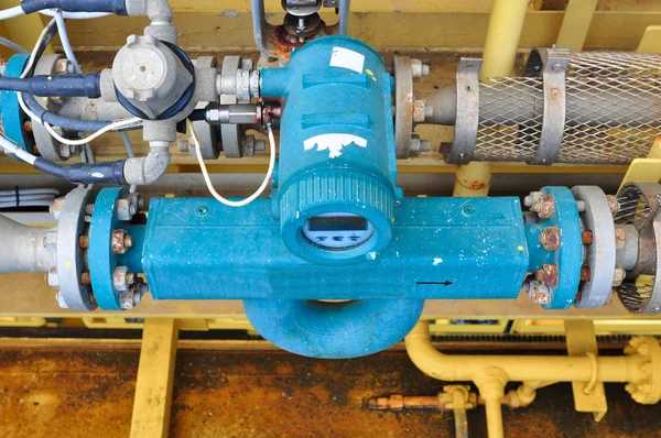Przepływomierz środka oleju, cieczy i gazu w systemie, miernik do pomiaru przepływu warunek w procesie ropy naftowej i gazu. — Zdjęcie stockowe