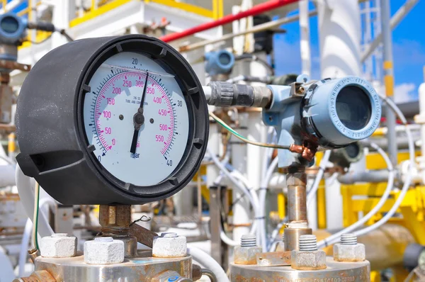 Pressure gauge for measuring pressure in the system, Oil and gas process used pressure gauge to monitor pressure condition inside the system — Stock Photo, Image