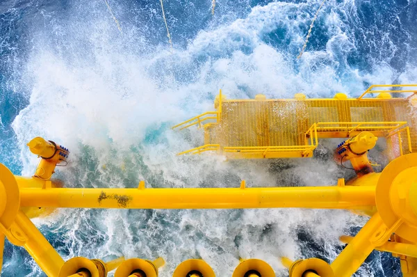 Olie en Gas produceren "slots" op Offshore Platform, het platform voor slecht weer voorwaarde., olie en gasindustrie — Stockfoto