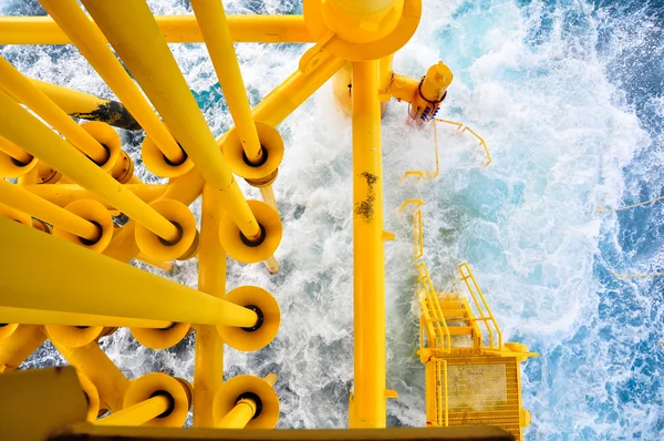 Oil and Gas Producing Slots at Offshore Platform, The platform on bad weather condition.,Oil and Gas Industry — Stock Photo, Image