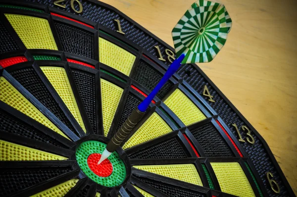 Darts arrows in the target center, Darts game , arrows and darts target the exact game — Stock Photo, Image