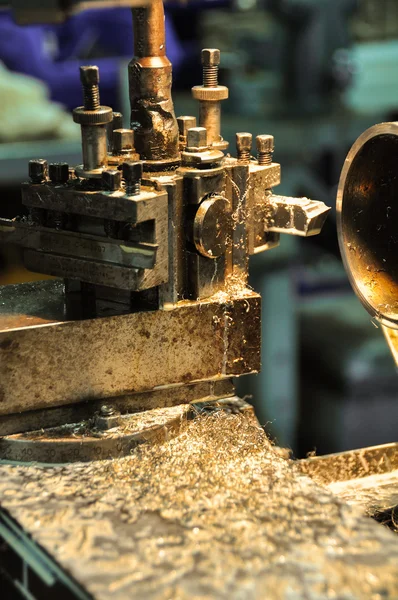 Draaibank machine in een workshop, onderdeel van de draaibank. Draaibank machine is operatie op de werkplaats. — Stockfoto