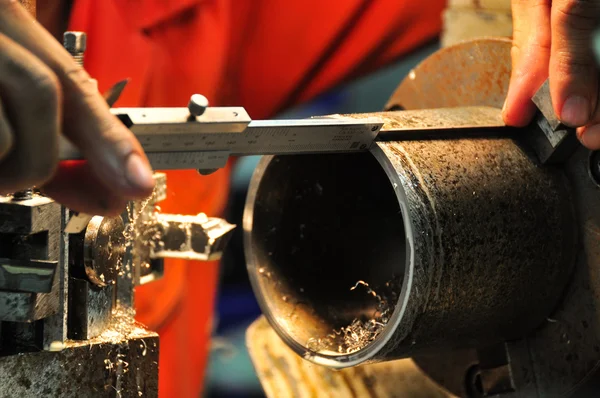 Lathe machine in a workshop, Part of the lathe. Lathe machine is operation on the work shop. — Stock Photo, Image