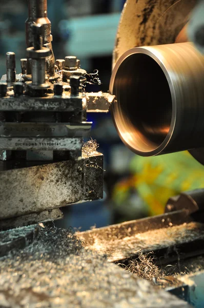 Drehmaschine in einer Werkstatt, Teil der Drehmaschine. Drehmaschine wird in der Werkstatt betrieben. — Stockfoto