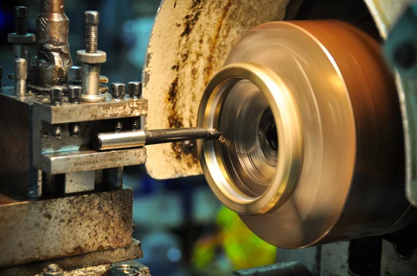 Lathe machine in a workshop, Part of the lathe. Lathe machine is operation on the work shop. — Stock Photo, Image