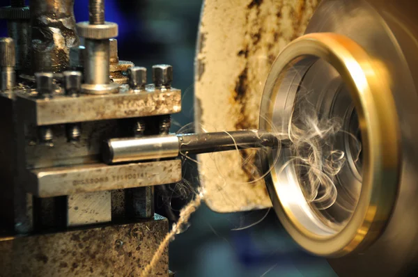 Torno de la máquina en un taller, Parte del torno. La máquina de torno funciona en el taller . — Foto de Stock