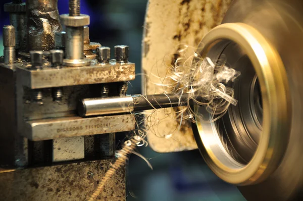 Torno de la máquina en un taller, Parte del torno. La máquina de torno funciona en el taller . — Foto de Stock