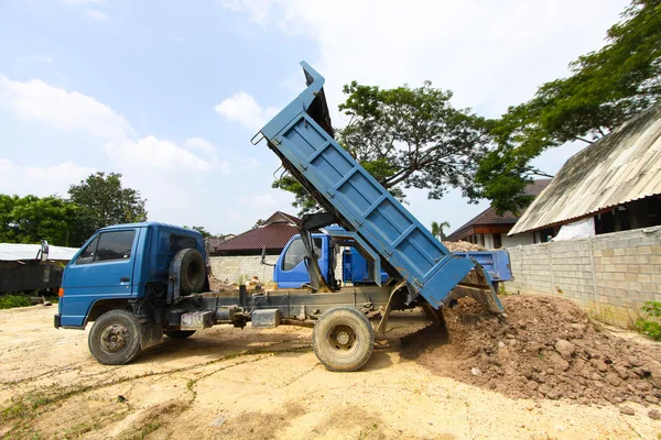 Dumper lastbil på byggplatsen, lastbil på en byggarbetsplats i mark. — Stockfoto