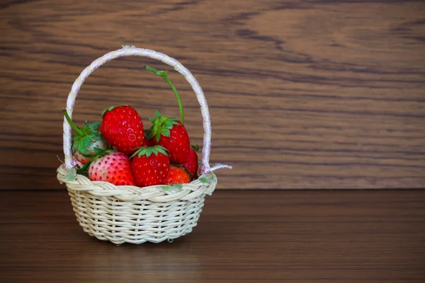 Frische Erdbeeren, Erdbeeren im Korb im Garten, gesunde Früchte — Stockfoto