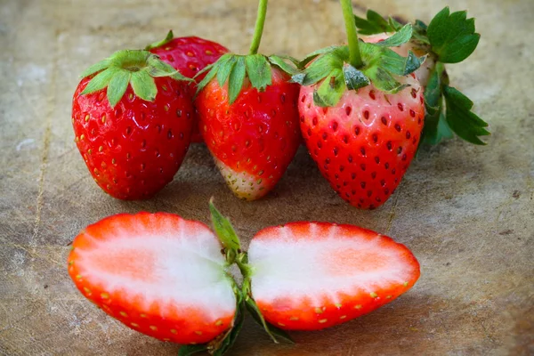 Świeże truskawki, truskawki w kosz w ogrodzie, zdrowe owoce — Zdjęcie stockowe
