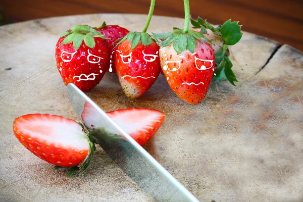 Fresas frescas, Fresas en una canasta en el jardín, Fruta sana — Foto de Stock