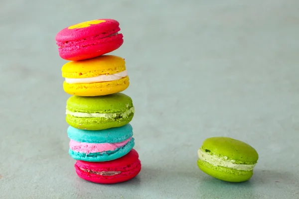 Macarons coloridos fijados en la mesa, macarons coloridos franceses tradicionales, macarons dulces . —  Fotos de Stock