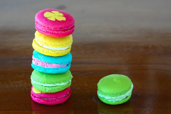 Macarons coloridos fijados en la mesa, macarons coloridos franceses tradicionales, macarons dulces . —  Fotos de Stock